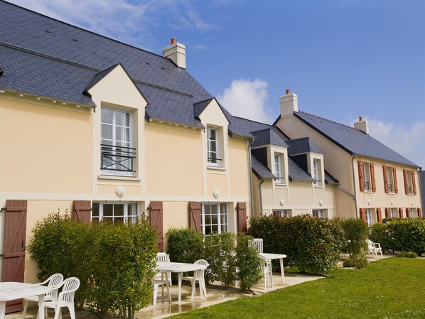 Exterior - Nice Home With Bath Tub, Located Near Historic Omaha Beach (Port-en-Bessin-Huppain)