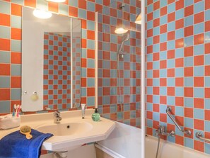 Bathtub, towels - Nice Home With Bath Tub, Located Near Historic Omaha Beach (Port-en-Bessin-Huppain)