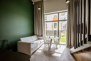 Estúdio executivo | Sala de estar | TV de tela plana