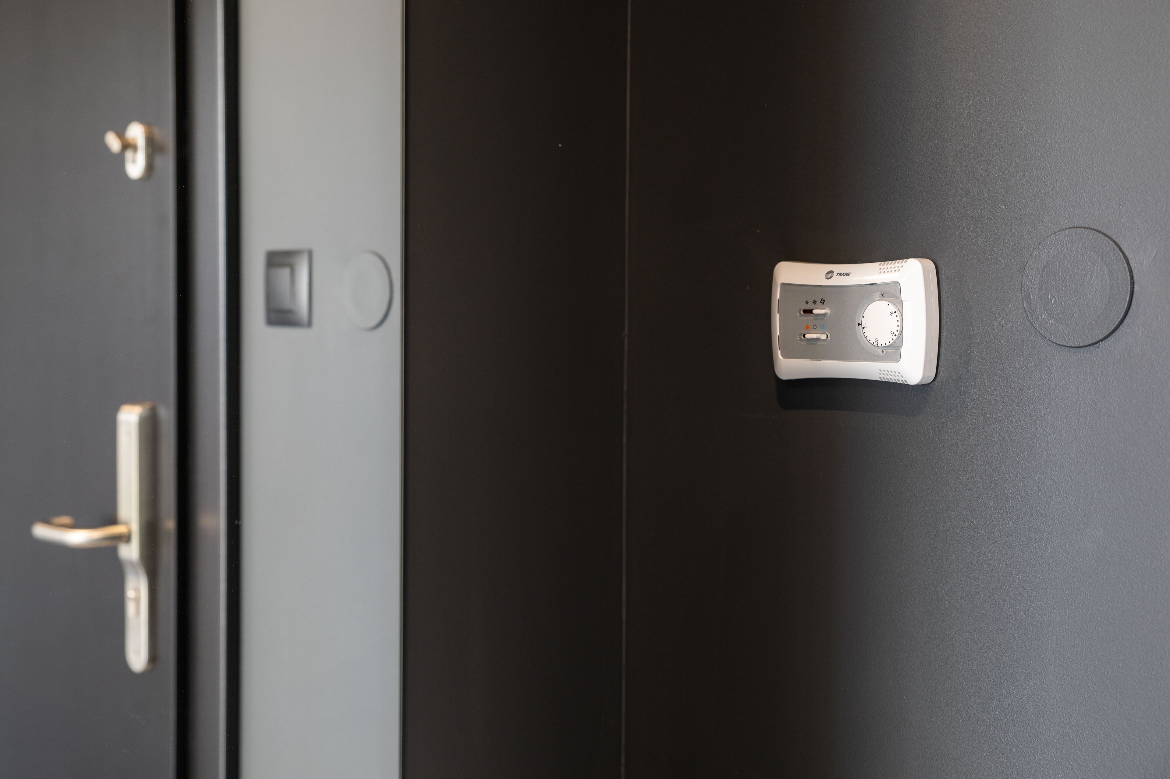 Uma porta com fechadura eletrônica moderna e um olho de fechadura.