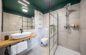 Comfort Studio | Bathroom | Shower, hair dryer, towels - TOP Garden Aparthotel (Torun)