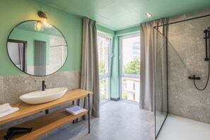 Familie appartement | Badkamer | Een douche, een haardroger, handdoeken