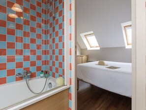 Apartment | Bathroom | Towels - Modern Apartment With Buth tub Near the Historic Omaha Beach (Port-en-Bessin-Huppain)