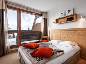 Apartment | Room amenity - Apartment in France With Balcony Views (Bourg-Saint-Maurice)