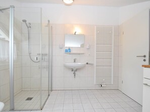 Apartment | Bathroom | Towels - 2 Separate Wohnungen mit Balkon an der Skipiste (Willingen)