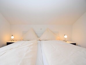 Apartment | 4 bedrooms, individually furnished, bed sheets - 2 Separate Wohnungen mit Balkon an der Skipiste (Willingen)