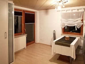 Dining - Modern Holiday Home in Lauterbach ot Fohrenbühl With Heating Facility (Lauterbach)