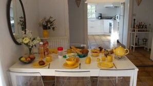 Dining - Villa in Provence With Beautiful View, Walking Distance From Sillans-la-cascade (Sillans-la Cascade)