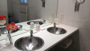 Villa | Bathroom - Villa in Provence With Beautiful View, Walking Distance From Sillans-la-cascade (Sillans-la Cascade)