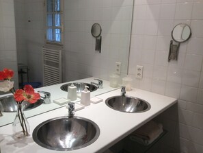 Villa | Badezimmer | Dusche, Handtücher
