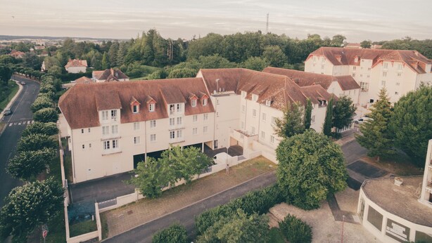 Exterior - Tidy Apartment, Located in the Town of Roche-posay (La Roche-Posay)