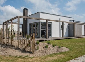 House | Exterior - Detached Single Story Holiday Home Near the Sea (Ouddorp)