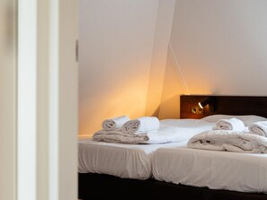 3 bedrooms, individually furnished, bed sheets - Detached Villa with Outdoor Fireplace near Veluwe (Voorthuizen)
