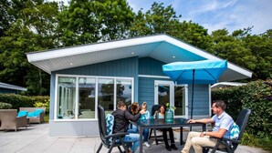 A modern house with a patio area. - Charming Chalet With Dishwasher in Noordwijk (Noordwijk)