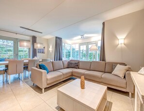 Living room - Restyled Thatched Villa Near the Sea in Cosy Domburg (Domburg)