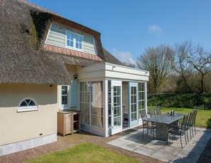 Exterior - Restyled Thatched Villa Near the Sea in Cosy Domburg (Domburg)