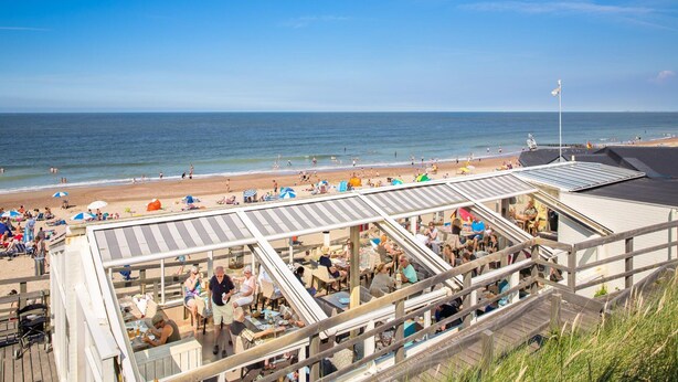 A beachside restaurant with outdoor seating overlooking the ocean. - Restyled Thatched Villa Near the Sea in Cosy Domburg (Domburg)