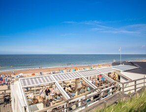 Ein Restaurant direkt am Strand mit Außenbereich und Meerblick.