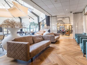 Relax in our spacious lobby with a central seating area, comfortable sofas, and plenty of dining and socializing space.