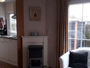 Living area - Nicely Furnished Chalet with Oven near Wadden Sea (Tzummarum)