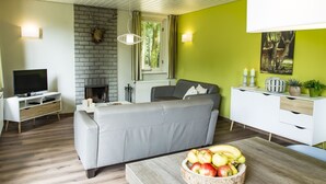 Bungalow | Living room - Garden-view Bungalow With a Fireplace, in the Veluwe (Epe)