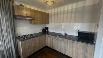 Talo | Yksityinen keittiö | Mikroaaltouuni, astianpesukone, kahvin-/teenkeitin