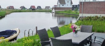 บ้านโมเดิร์นพร้อมท่าเรือ ตั้งอยู่ในหมู่บ้านกีธูร์นที่สวยงาม