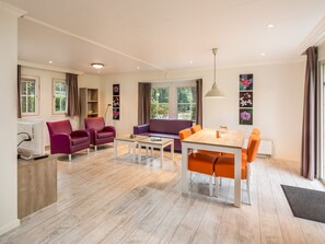 Living room - Detached Chalet With Dishwasher, in a Nature Reserve (Hooghalen)