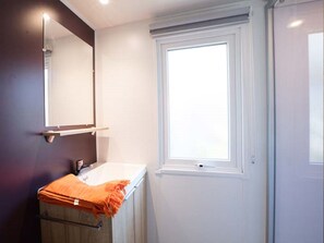 Mobile Home | Bathroom | Shower - Cozy Mobile Home With Covered Terrace on a Luxury Campsite (Messanges)