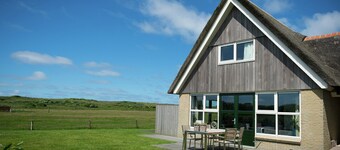 Thatched Villa With two Bathrooms Near the Beach