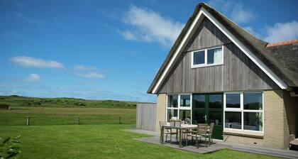 Thatched Villa With two Bathrooms Near the Beach
