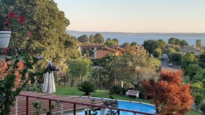 A residential area with a swimming pool, surrounded by trees and houses. - LA CUPOLETTA GILDA- vacation house - lake view Trevignano near Rome (Trevignano Romano)