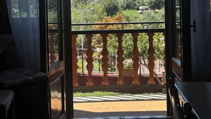 An open balcony with a view of a lake and surrounding greenery. - LA CUPOLETTA GILDA- vacation house - lake view Trevignano near Rome (Trevignano Romano)