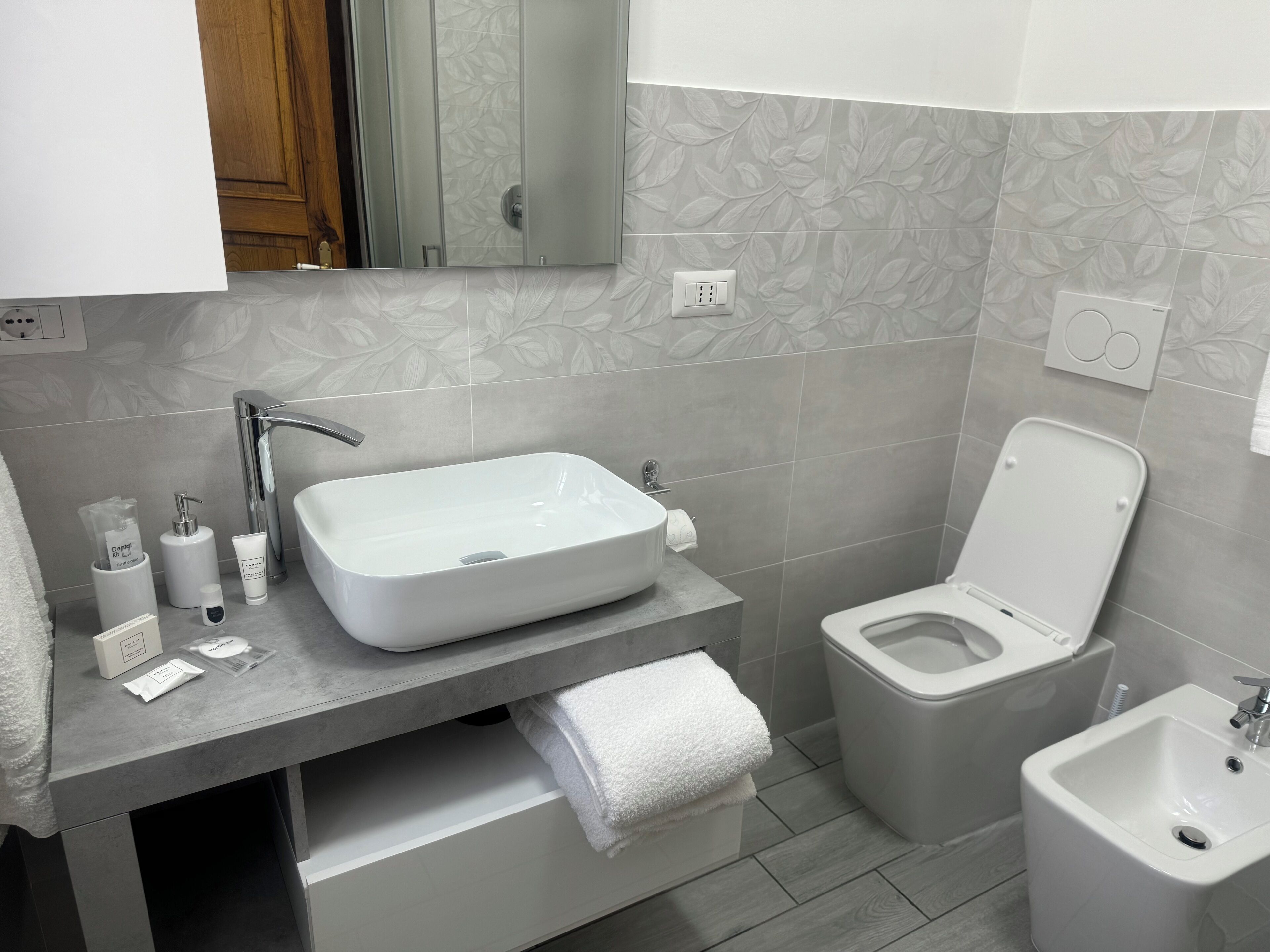 Un baño moderno con un lavamanos grande rectangular, un inodoro y un bidé.