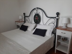 2 bedrooms, iron/ironing board, WiFi, bed sheets - LA CUPOLETTA GILDA- vacation house - lake view Trevignano near Rome (Trevignano Romano)
