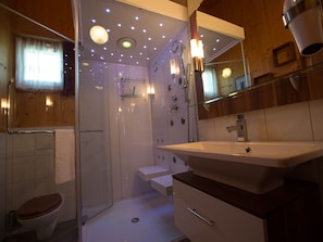Chalet | Badezimmer | Dusche, Handtücher