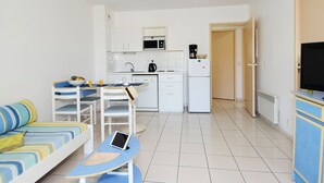 Apartment | Private kitchen - Apartment in France With Private Garden (Moliets-et-Maa)