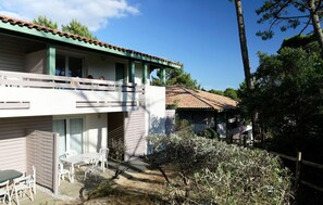 Outdoor dining - Apartment in France With Private Garden (Moliets-et-Maa)