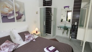 Villa | Badrum | Badkar/dusch och handdukar