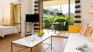 Apartment | Living room - Charming Apartment With Dishwasher, View at the Golf Course (Saumane-de-Vaucluse)