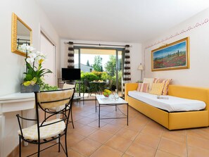 Living room - Charming Apartment With Dishwasher, View at the Golf Course (Saumane-de-Vaucluse)
