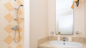 Apartment | Bathroom | Bathtub - Charming Apartment With Dishwasher, View at the Golf Course (Saumane-de-Vaucluse)