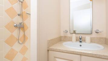 Apartment | Bathroom | Bathtub