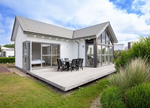House | Outdoor dining - Detached Single Story Holiday Home Near the Sea (Ouddorp)