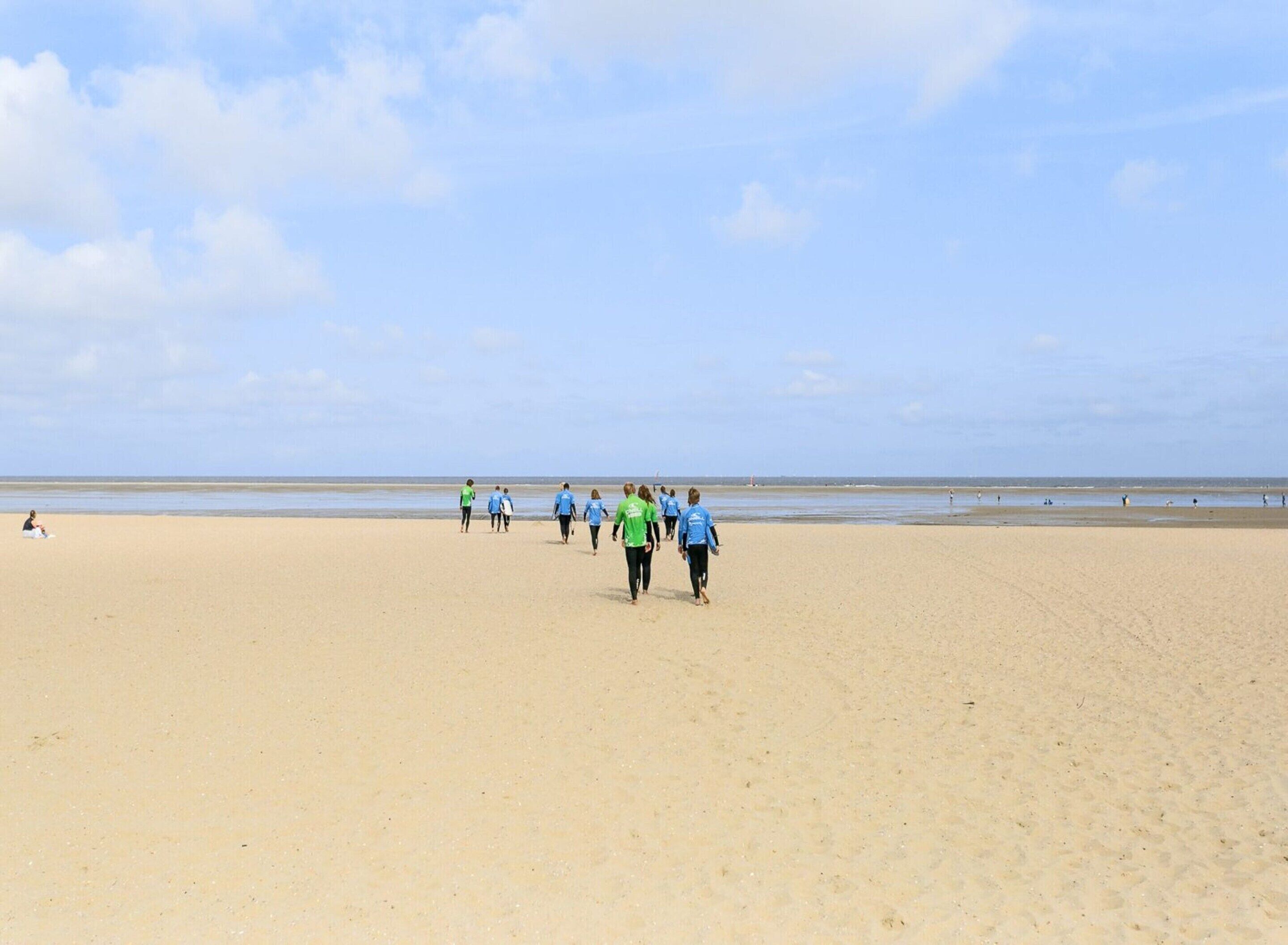 Une vaste plage de sable fin, sous un ciel dégagé.