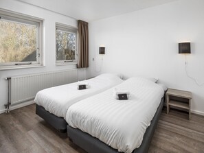 House | 4 bedrooms, individually furnished - Spacious Holiday Home in Renesse near North Sea (Noordwelle)