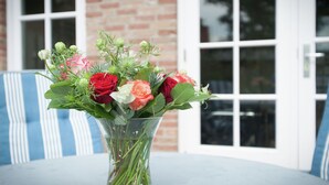 A clear glass vase with a bouquet of flowers on a table. - Comfortable Flat in Bergen (Bergen)