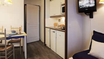 Fridge, dishwasher, coffee/tea maker