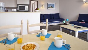 Dining - Modern Apartment Near the Beginning of Golfde de Morbihan (Arzon)