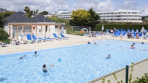Outdoor pool - Modern Apartment Near the Beginning of Golfde de Morbihan (Arzon)